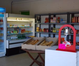 Intérieur épicerie camping